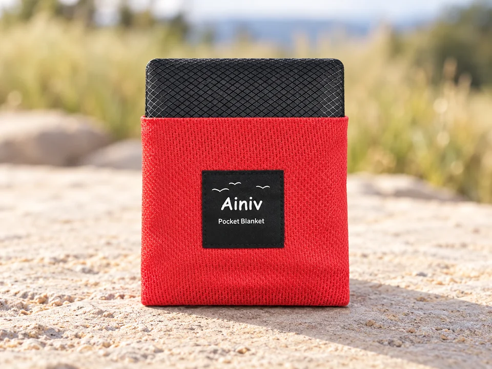 Ainiv — couverture de poche rouge — Détail de la couverture repliée dans sa pochette rouge, sans main.