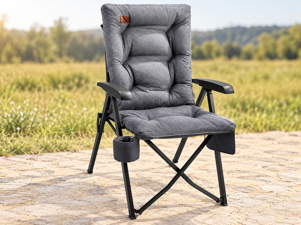 EVER ADVANCED — fauteuil à rembourrage épais — Rembourrage gris segmenté et rebords épais comparés, étiquette brune, bras noirs, porte-gobelet et poche préservés. Une chaise droite sans silhouettes de positions alternatives.